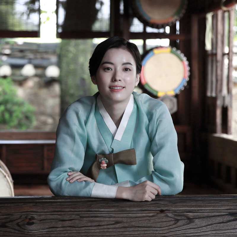 han hyo joo wears hanbok beautifully
