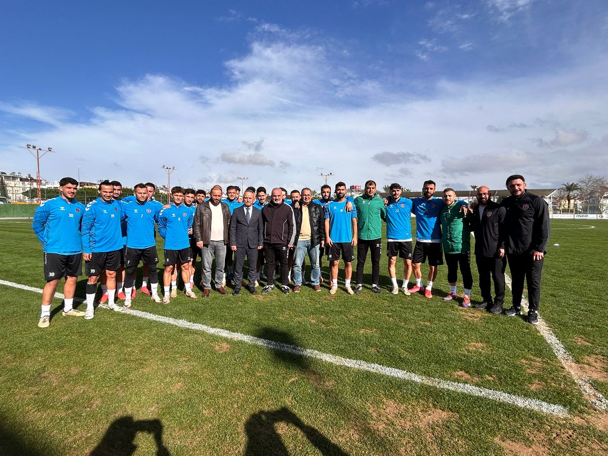 Kepezspor’a Moral Ziyareti

Antalya’nın TFF 2. Lig’deki temsilcisi Kepezspor, kritik Beykoz maçı öncesinde anlamlı bir ziyaretle moral buldu. Kepez Gençlik ve Spor İlçe Müdürü Ferudun Öten, takımın antrenmanını ziyaret ederek teknik heyet ve futbolcularla bir araya geldi.