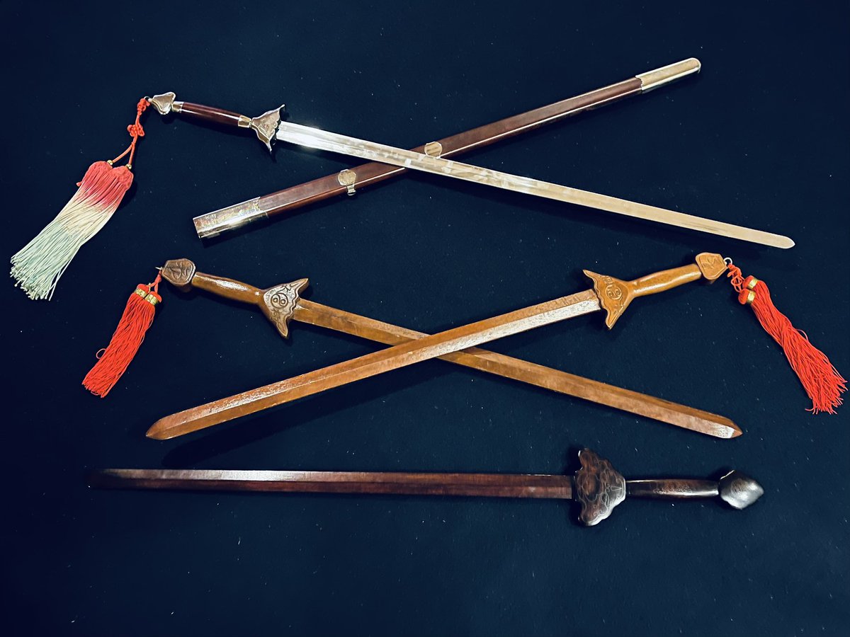 以前、お金に困って売ってしまった子ども用太極剣。 作りも良いしとっ