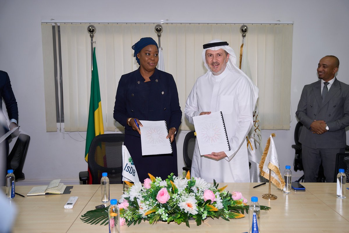 📍 Dakar, Senegal

ITFC has signed a EUR 20 million Murabaha trade finance facility with Banque Islamique du Sénégal (BIS) to support trade finance and private sector development.

Signed by ITFC CEO, Eng. Adeeb Yousuf Al Aama and BIS CEO, Mrs. Aminata Faye SECK, the facility