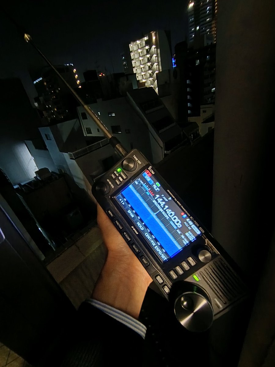 Jo4Kmk's tweet photo. 最近なかなか無線できず、久しぶりのQSOですw
昨日急遽準備したので横着な使い方でごめんなさい。（時計も狂ってる） https://t.co/5sBFzTzBJl