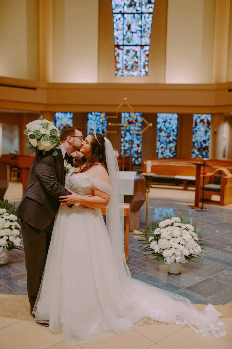stjohnsalumni's tweet image. From a first date at the Red Storm Diner to "I do" at St. Thomas More Church, Elizabeth Rose Adam ‘18C &amp;amp; Jacob Farnham’s '18TCB, '19MS love story began right here at St. John’s!

Now settled in Connecticut, they’ve spent the past year taking their #RedStorm pride on the road. ❤️