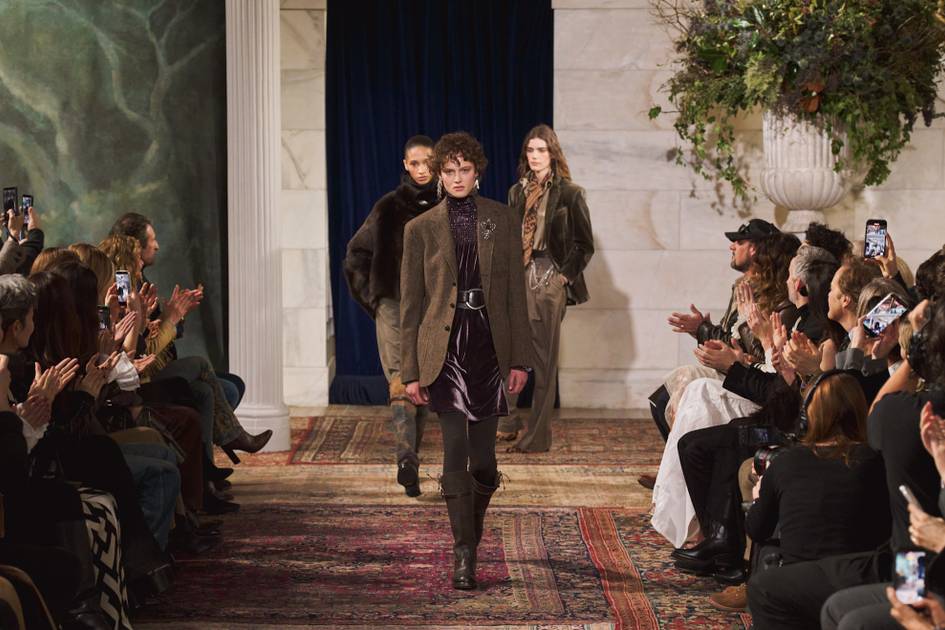 Video van de Ralph Lauren Herfst 2026 collectie runway show, met de presentatie van de damescollectie tijdens New York Fashion Week. fashionunited.nl/nieuws/video/v…