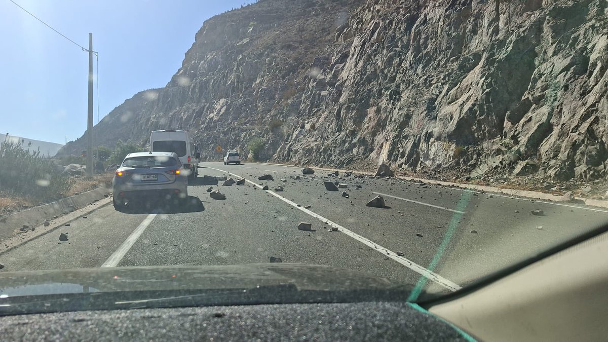 DURANTE EL SISMO ⚠️ Debido al sismo M6.1 en la provincia de Limarí, se han registrado decenas de eventos de remociones en masa, sobretodo en taludes de las rutas regionales de Coquimbo, como en la ruta 41-CH Vicuña-La Serena sector cortina/muro del embalse Puclaro.

⚠️