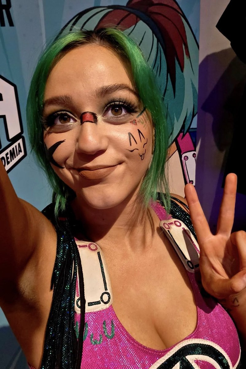 PunkQueenSierra's tweet photo. Sugar, spikes, and a little psychotic.💚 https://t.co/qmqLzrdWzw
