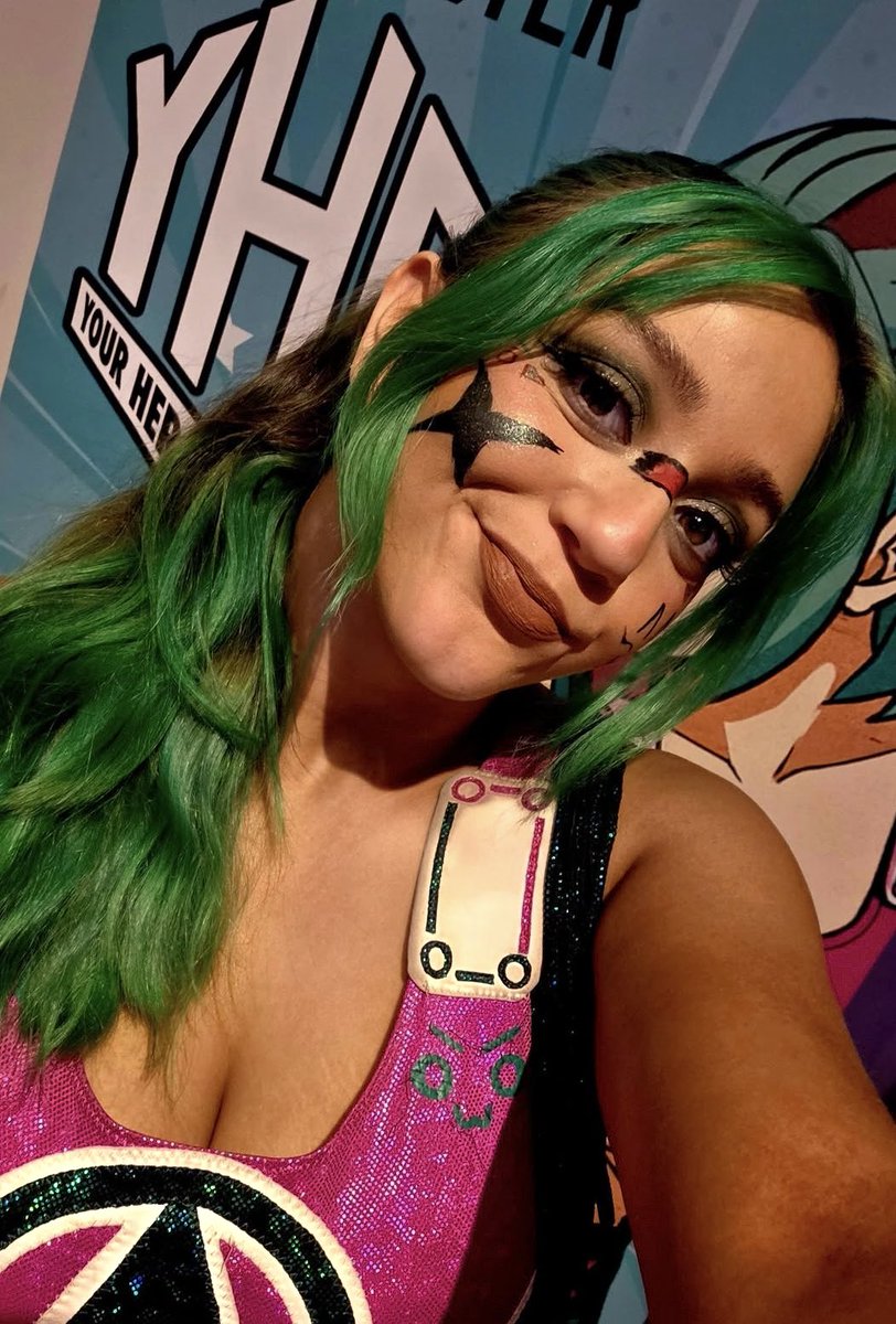 PunkQueenSierra's tweet photo. Sugar, spikes, and a little psychotic.💚 https://t.co/qmqLzrdWzw