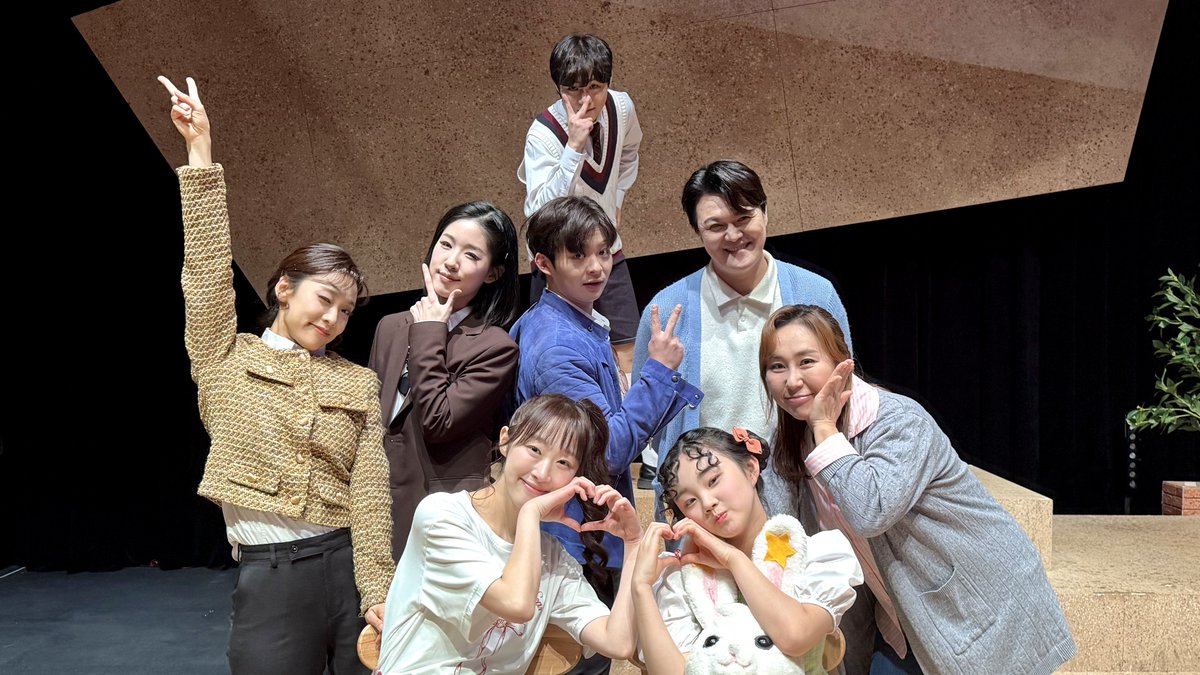 | PHOTO | #말리

𝑴𝑼𝑺𝑰𝑪𝑨𝑳 𝑴𝑨𝑹𝑳𝑰 D-3✨
📢 세 번째 화보 촬영 현장 공개

🐰“오늘의 숙제를 뽑아 볼게요!”🐰

오늘의 화보 촬영 현장을 공개합니다!
3일 밖에 남지 않은 뮤지컬 <말리> 남은 5회차도 잘 부탁드립니다 :)

뮤지컬 <말리>
25.12.20-26.02.15 | 백암아트홀