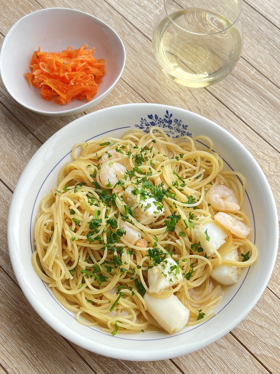 今日のランチ
シーフードのスパゲティ、パスタはバリラのNo.3を130gで！🍤🦑
先日のキャロットラペ🥕
白ワインでおつかれさま( ^ ^ )/□