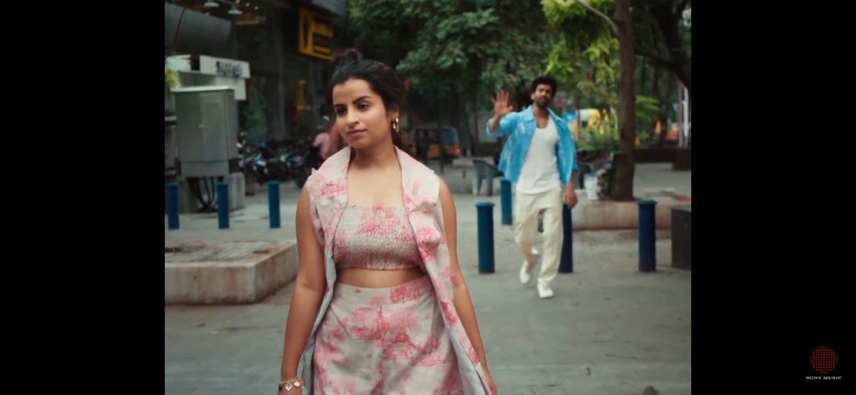 be_u_tifulchaos's tweet photo. Girl literally said, 
“Focus en pakkam shift panniten. Nee? Background blur dhaan.” ✨🤣”

And that WOMAN WALKING OUT ENERGY?
That’s not anger. That’s clarity. That’s self-respect doing a mic drop😉

@sivaangi_k , Happy Galentines Day  in advance!

#Ennacho #Sivaangi https://t.co/uegvkaZjtP