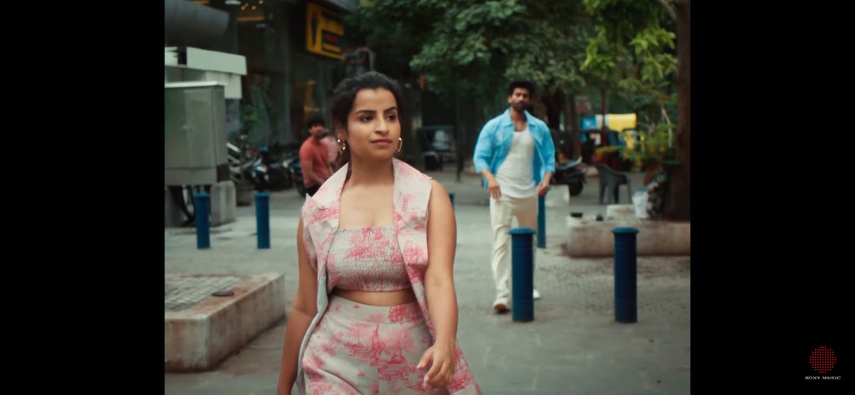 be_u_tifulchaos's tweet photo. Girl literally said, 
“Focus en pakkam shift panniten. Nee? Background blur dhaan.” ✨🤣”

And that WOMAN WALKING OUT ENERGY?
That’s not anger. That’s clarity. That’s self-respect doing a mic drop😉

@sivaangi_k , Happy Galentines Day  in advance!

#Ennacho #Sivaangi https://t.co/uegvkaZjtP