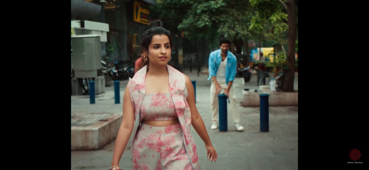 be_u_tifulchaos's tweet photo. Girl literally said, 
“Focus en pakkam shift panniten. Nee? Background blur dhaan.” ✨🤣”

And that WOMAN WALKING OUT ENERGY?
That’s not anger. That’s clarity. That’s self-respect doing a mic drop😉

@sivaangi_k , Happy Galentines Day  in advance!

#Ennacho #Sivaangi https://t.co/uegvkaZjtP
