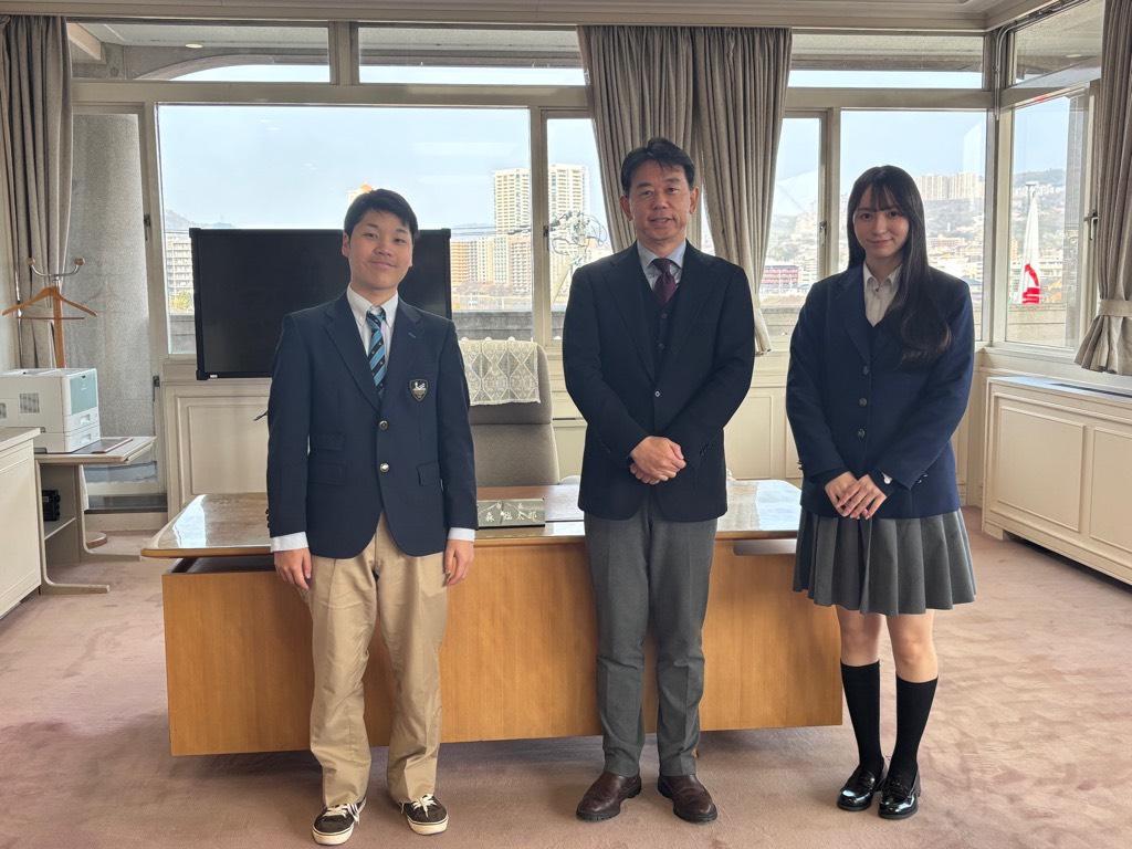 本日は先月の市民と市長の対話ひろばで国際バカロレアの体験談を語っていただいた市内に住む高校生の小谷さんが、別の国際バカロレア認定校に通う友人を連れてきてくれました。お二人とも、国際バカロレア教育の印象がよく、引き続き体験談など喜んでいろいろと協力してくれるそうです。積極的でうれし