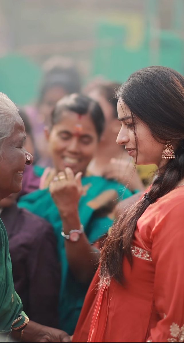 DtbDivya's tweet photo. #Divya and her people’s face was so proud, peaceful and happy ❤️🤌🥹
She made her family and Native people proud.There are lots of people who are genuinely happy and loving her. What else she need more than this?
#Divyaganesh #BiggBossTamil9 #Appatha #BiggBossTamil #Ramanad https://t.co/uFGmwb0mg6