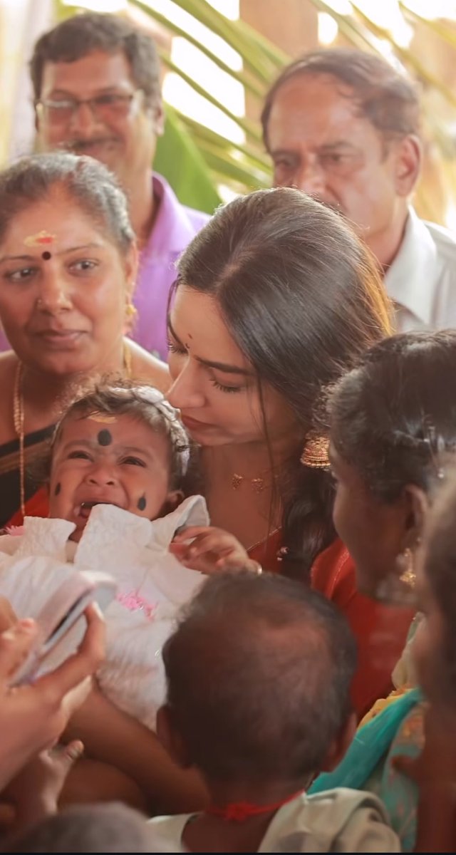 DtbDivya's tweet photo. #Divya and her people’s face was so proud, peaceful and happy ❤️🤌🥹
She made her family and Native people proud.There are lots of people who are genuinely happy and loving her. What else she need more than this?
#Divyaganesh #BiggBossTamil9 #Appatha #BiggBossTamil #Ramanad https://t.co/uFGmwb0mg6
