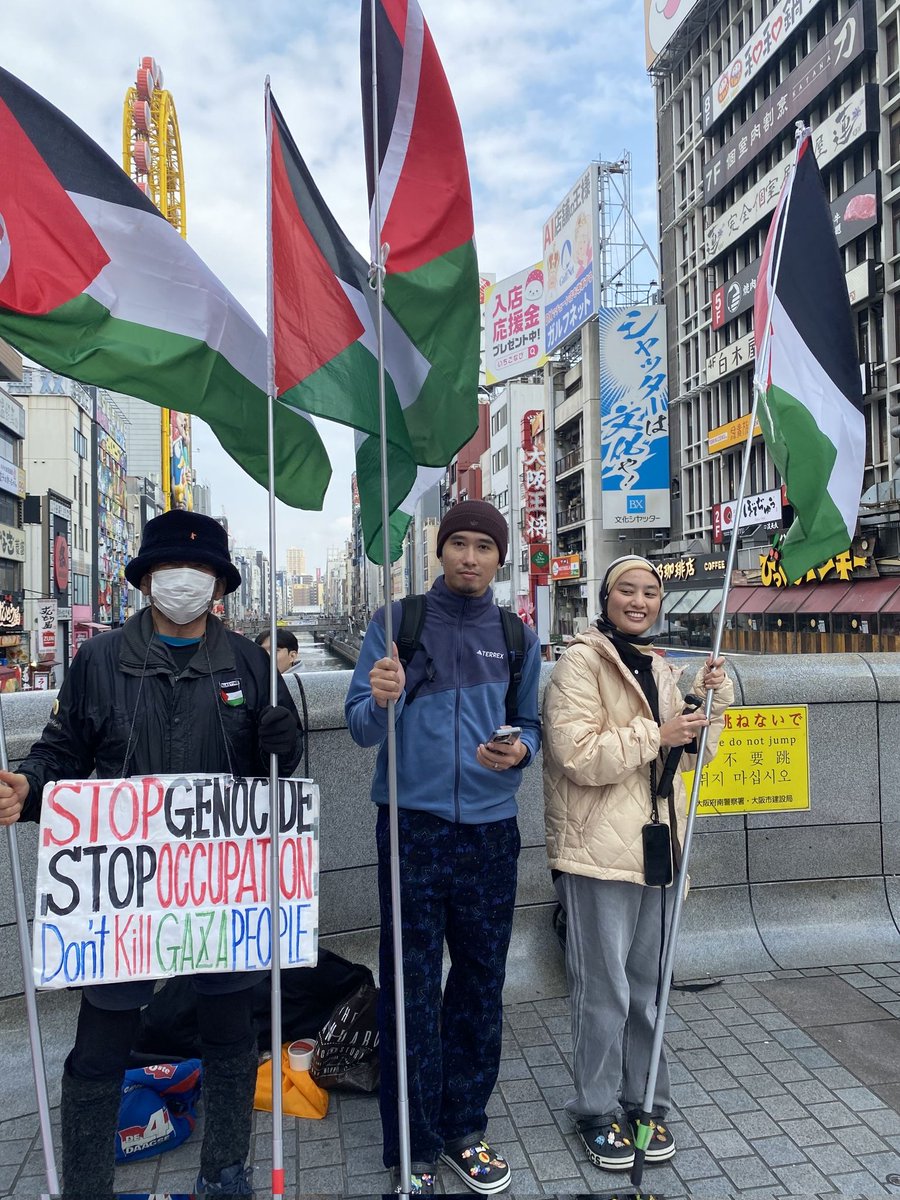 2/12（木）今日の難波のスタンディングは有志12人が参加しました。三都のＸを見て来た人が二人いました。京都産業大学の○○を専攻している学生と韓国から働きながら日本語学校に通っている若者です。ガザに想いを寄せる、新しい出会いがあります。ぜひ､ご参加下さい。
#freeePalestine