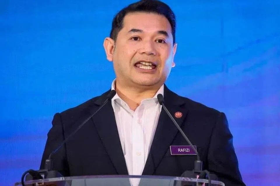 Ahli Parlimen Pandan, Rafizi Ramli alu-alukan siasatan terhadap dakwaan rasuah yang melibatkan diri beliau berkait dana RM1.1 bilion dan syarikat ARM yang telah dibangkitkan oleh PERKASA dan Persatuan Pengguna Islam M'sia

Sifatkan tekanan itu dibuat agar beliau menutup mulut