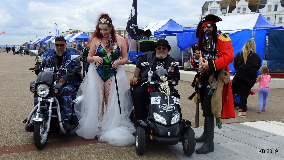 CrazyDisguise's tweet image. #crazycaptain #reallifePirates #piracy #pirates #pirate #throwbackthursday #oldmemories #oldtimes #bexhillfestivalofthesea #bexhillmermaid  #mermaidssay #mermaidsandpirates #mermaidevnt
#thowbackwednesday #oldpicture #pieceofeight #piratesofthecaribbean #bloodyPirates #blacksail