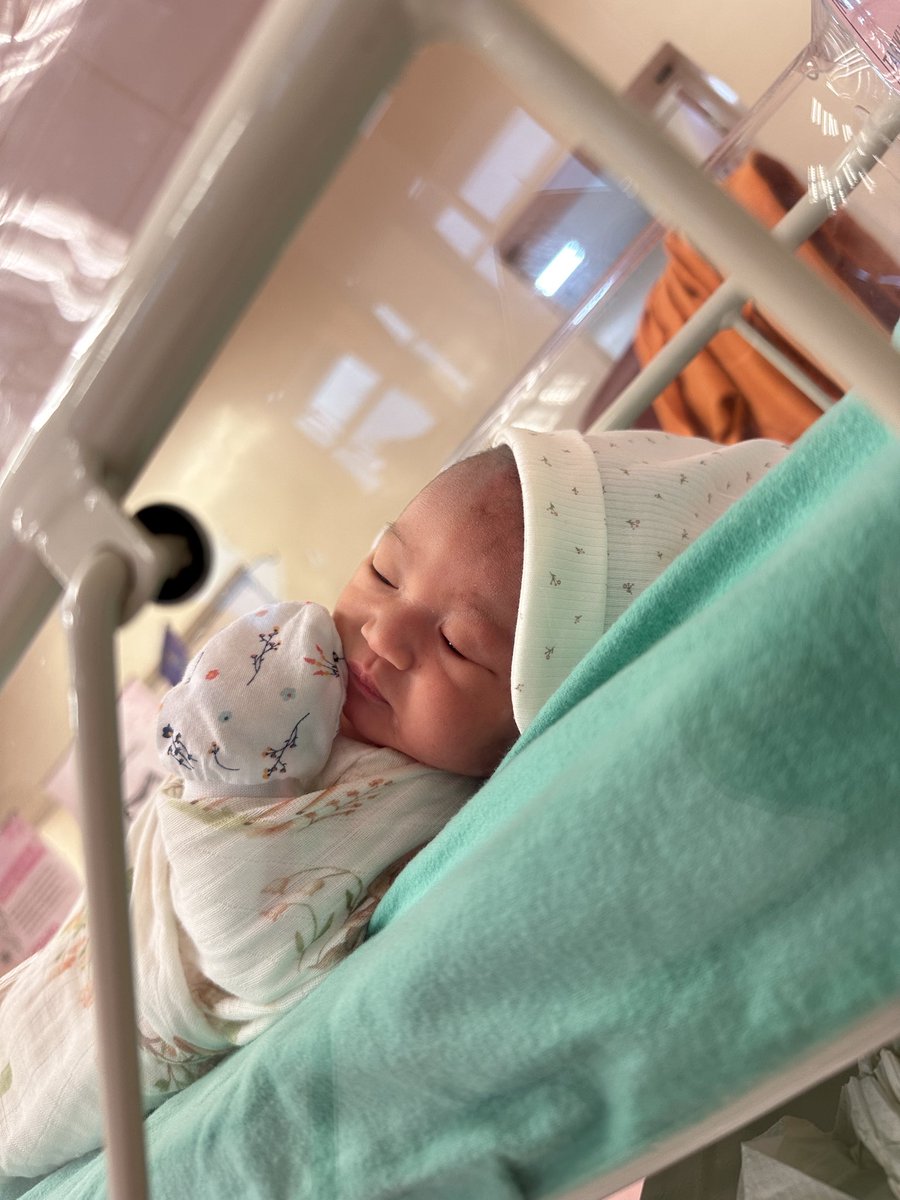 fzhrah's tweet photo. [201225] Sedar tak sedar, sekarang dah jadi ibu anak dua. Lahir 4:12am ; berat 3.2kg. Alhamdulillah. Semoga kehadiran awk menjadi satu rahmat buat kita sekeluarga. Jadilah bijak seperti akak awk, cerdik, sempurna. Mummy daddy sayang hana dgn adra 💕 https://t.co/r1MD163hEr
