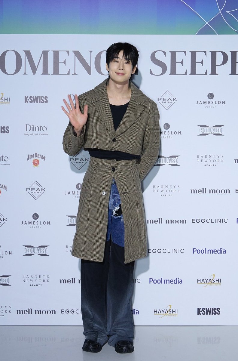 ㅋㅋㅋㅋㅌㅌㅋㅋㅋㅋㅋ온도차이뭐야 이거그거자나
안웃을때 매서운 눈                            웃으면서 착한 눈