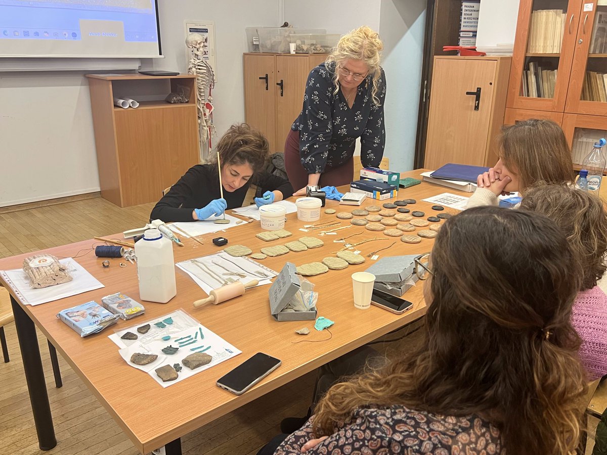 textailes_eu's tweet photo. 📍 TEXTaiLES at the ExplorTIC hybrid workshop on documenting textile imprints on clay. Researchers combined theory &amp; hands-on experimentation, advancing shared methods and decision-making strategies for positive imprint creation.
#ECCCH #ECHOES #TEXTaiLES #DigitalHeritage https://t.co/WlM6QddOLP