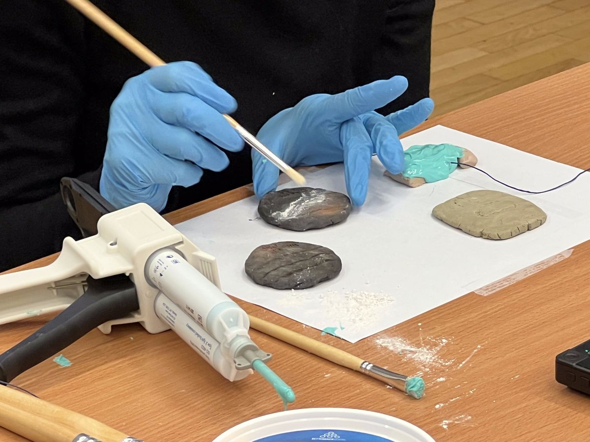 textailes_eu's tweet photo. 📍 TEXTaiLES at the ExplorTIC hybrid workshop on documenting textile imprints on clay. Researchers combined theory &amp; hands-on experimentation, advancing shared methods and decision-making strategies for positive imprint creation.
#ECCCH #ECHOES #TEXTaiLES #DigitalHeritage https://t.co/WlM6QddOLP