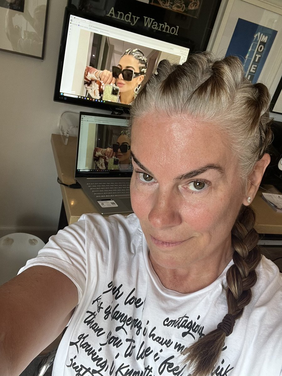 JanieVanHalen's tweet image. Research and Development 

Looking for cool ways to transition the roots to the ends without bleaching/coloring. 

#braids #extentions #growout #greyhairtransition #greyhairdontcare