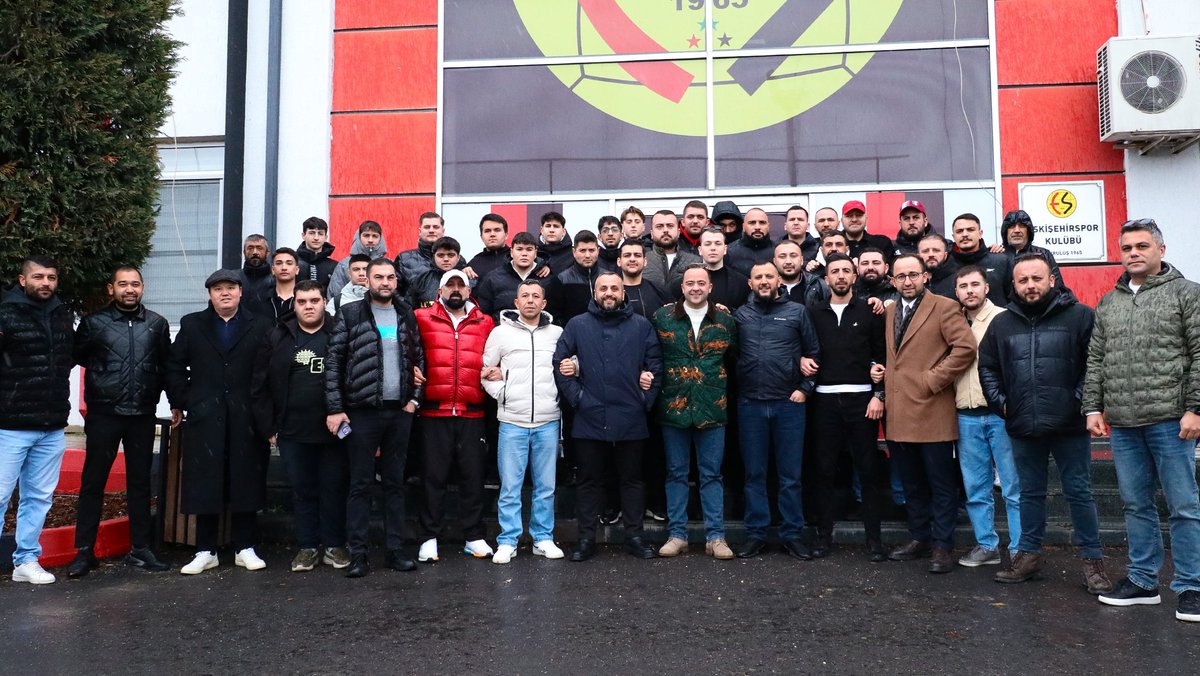 Eskişehirspor Taraftarlar Birliği (ETB), kulübümüze ziyarette bulundu.

Başkanımız Ulaş Entok ve Yönetim Kurulu Üyelerimiz ile bir araya gelen ETB temsilcileri, antrenman öncesinde futbolcularımıza ve teknik ekibimize tatlı ikramında bulunarak başarı dileklerini iletti.