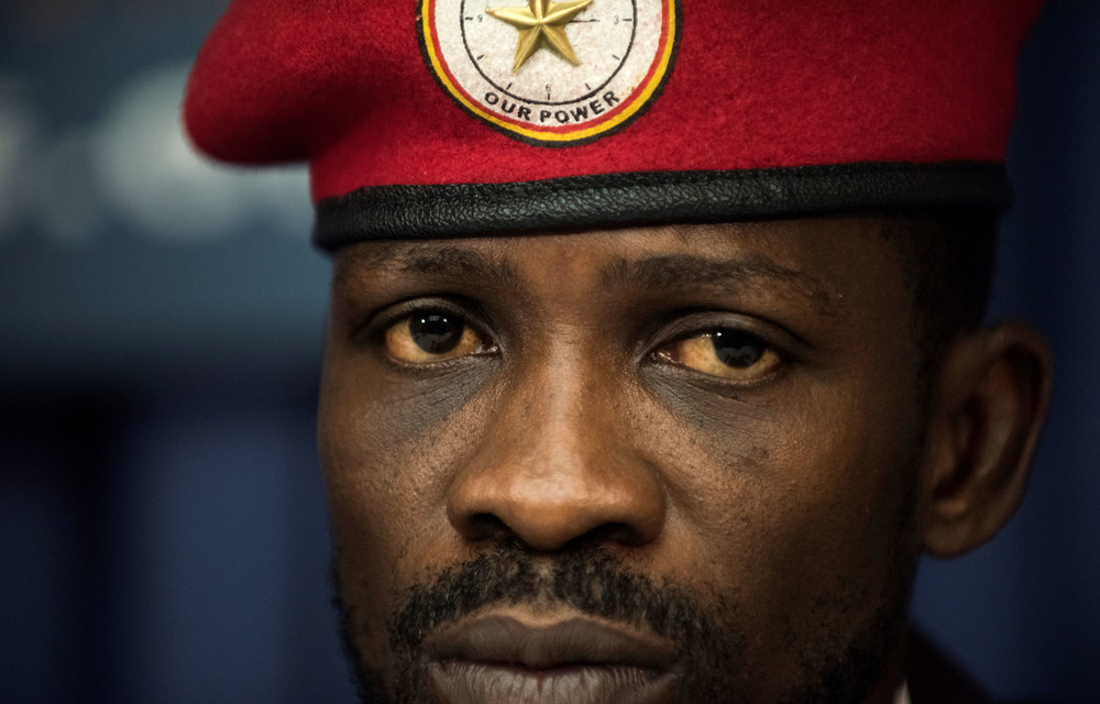 #URGENT It is an outrageous thought: soldiers raiding your home and attacking your family on the government's order. That is what happened to opposition leader <a href="/HEBobiwine/">BOBI WINE</a> in Uganda. We must now impose sanctions on all those who take part in this oppression," Says  Jan-Christoph
