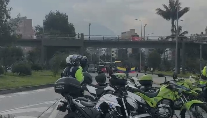 Una protesta de recicladores mantiene bloqueada este 12 de febrero la calle 26, uno de los principales corredores viales de Bogotá, generando fuertes afectaciones en la movilidad y en la operación de TransMilenio.