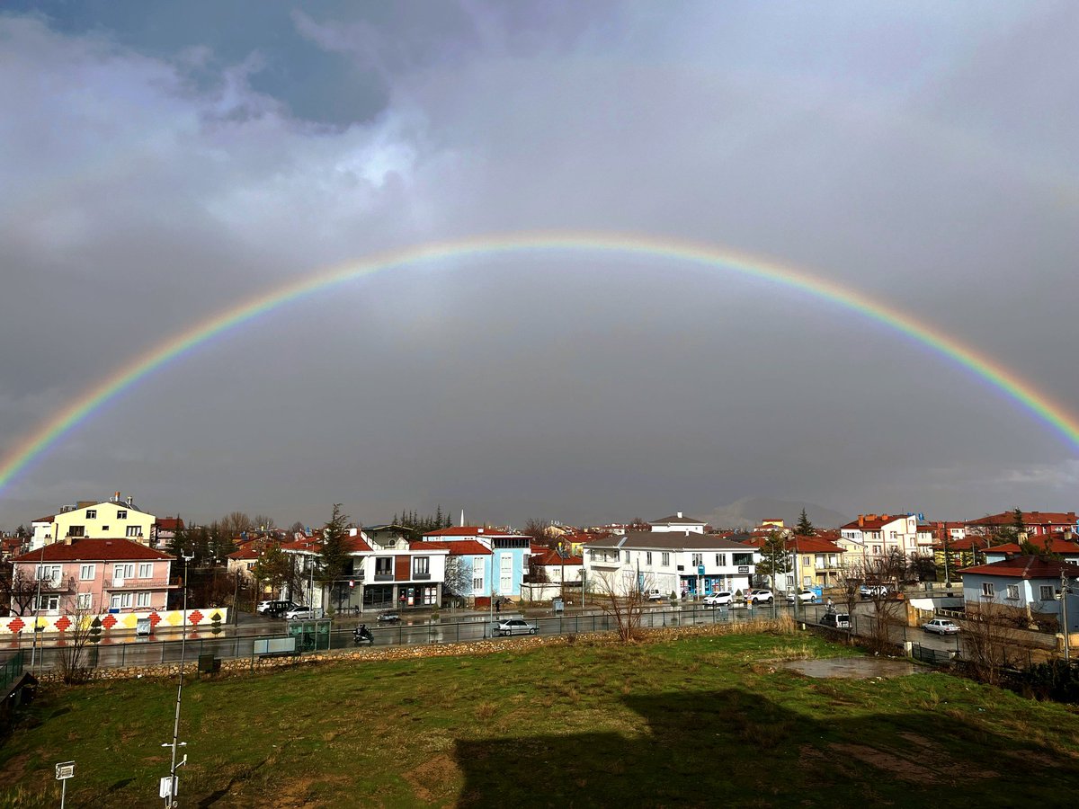 gökkuşağını seviyorum diye işinin arasında fotoğraf çekip, bana atan babişimin kadrajından✨🥹