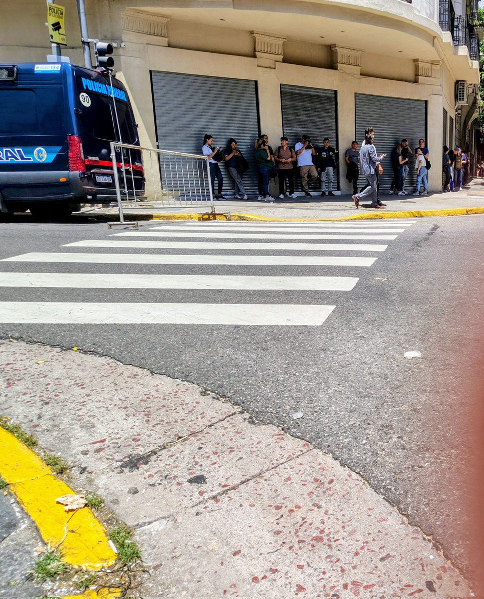 No tiene que buscar mucho Ministra <a href="/AleMonteoliva/">Alejandra Monteoliva</a> . Vaya a buscarlos los miércoles a la esquina de Yrigoyen y Combate que se preparan ahí para infiltrarse. Me olvidaba de decirles que son policías.