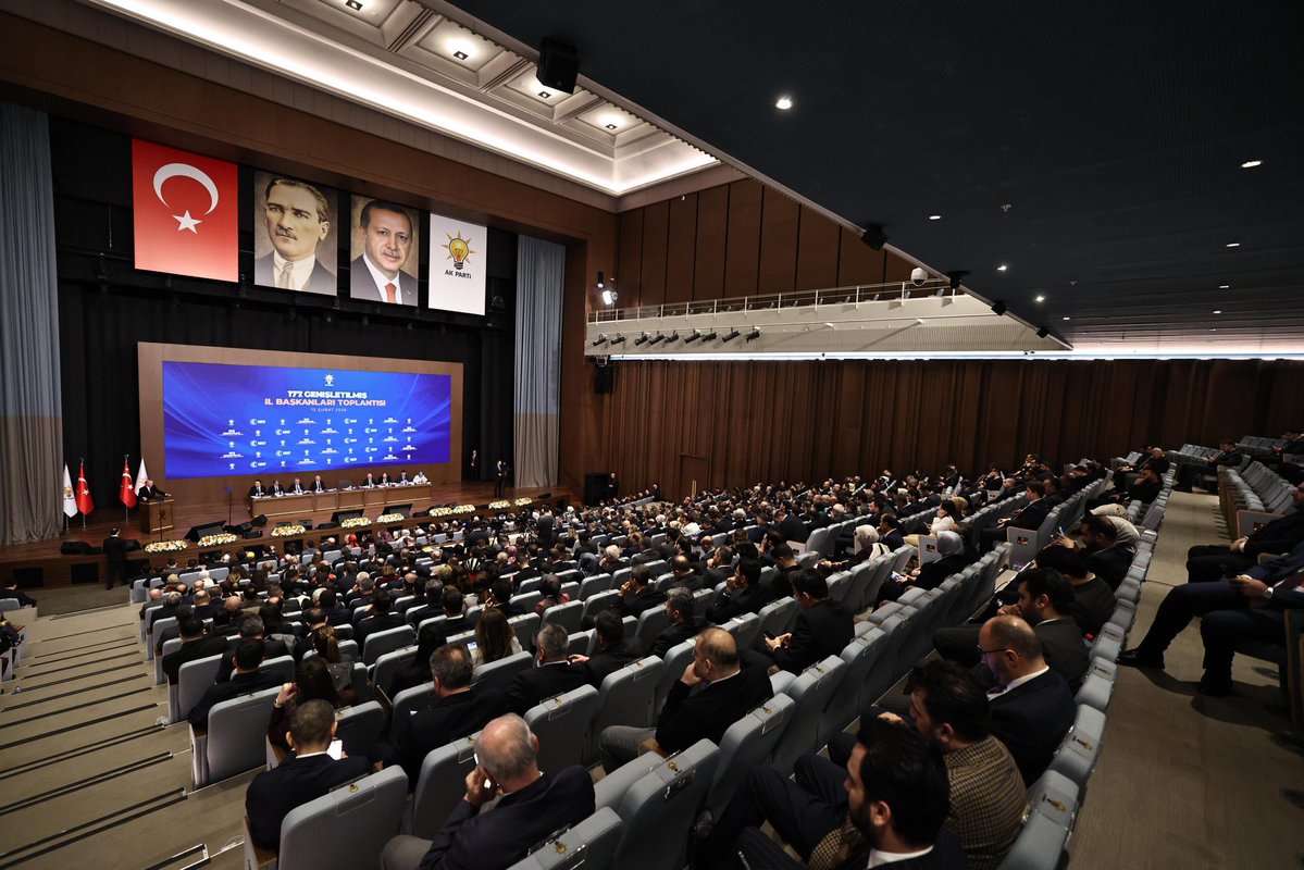 📍 AK Parti Genel Merkezi

❝Türkiye, gündemi belirlenen ülke değil gündem belirleyen bir ülke olarak adından daha fazla söz ettiriyor.❞🇹🇷

Genel Başkanımız ve Cumhurbaşkanımız Sayın Recep Tayyip Erdoğan’ın riyasetlerinde, AK Parti 177. Genişletilmiş İl Başkanları Toplantımızı