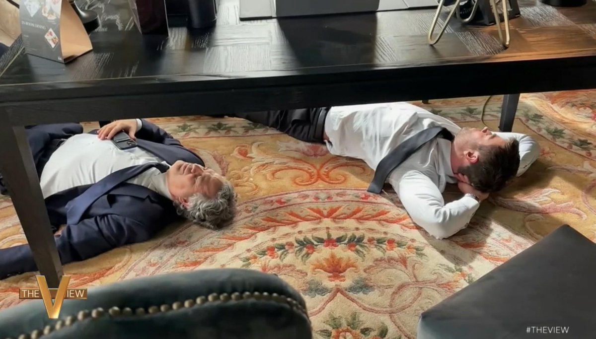 Mark and Chris Hemsworth on the set of ‘CRIME 101.’

via: The View