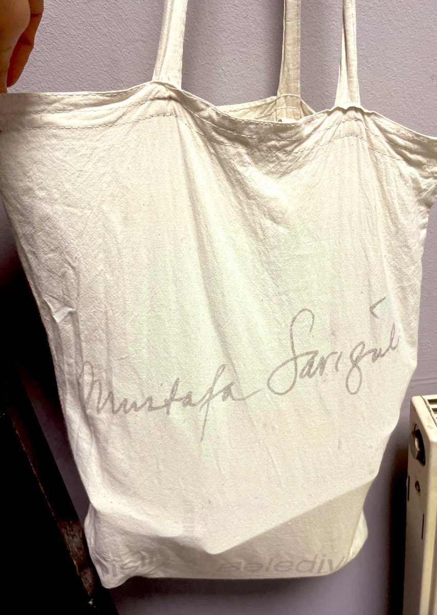 Londra’nın en büyük moda development ofisindeyim.
Tüm Dünyadan 10 ton örnek kumaş var.
Benim karşıma çıkan…

Global moda sektöründe bile  kader yerel çalışıyor.

İşte  <a href="/M_Sarigul/">Mustafa Sarıgül</a>  vizyonu :)