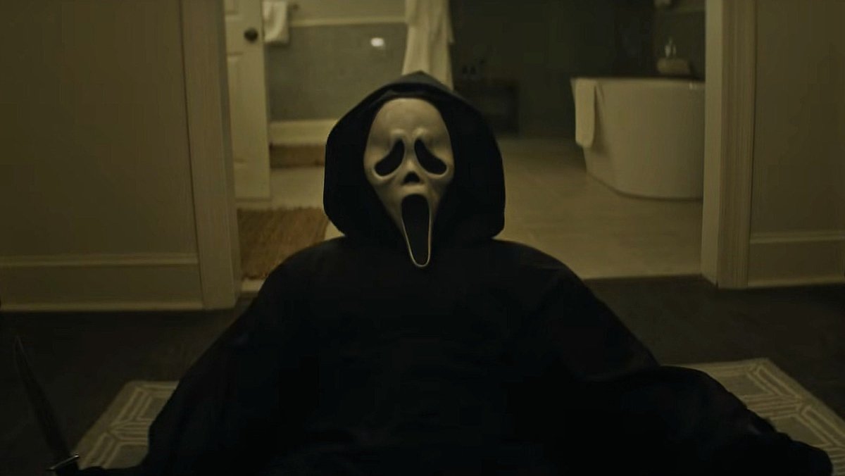 ☎️Kevin Williamson à propos du gore dans Scream 7:

« On a dit qu’on serait moins sanglants [que les précédents films]. On a un peu merdé. J’ai finalement proposé d’être encore plus sanglants, et qu’on en avait besoin. Neve m’a ensuite confié qu’elle pensait que j’avais raison. »