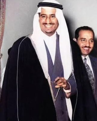 ذات الطموح وذات الملامح وذات المدرسة السلمانية ..

بالأمس، #الملك_سلمان أميراً للرياض في مقتبل شبابه .
واليوم، الأمير #راكان_بن_سلمان على نفس الخُطى محافظاً للدرعية .

الله يقوّيك 🇸🇦