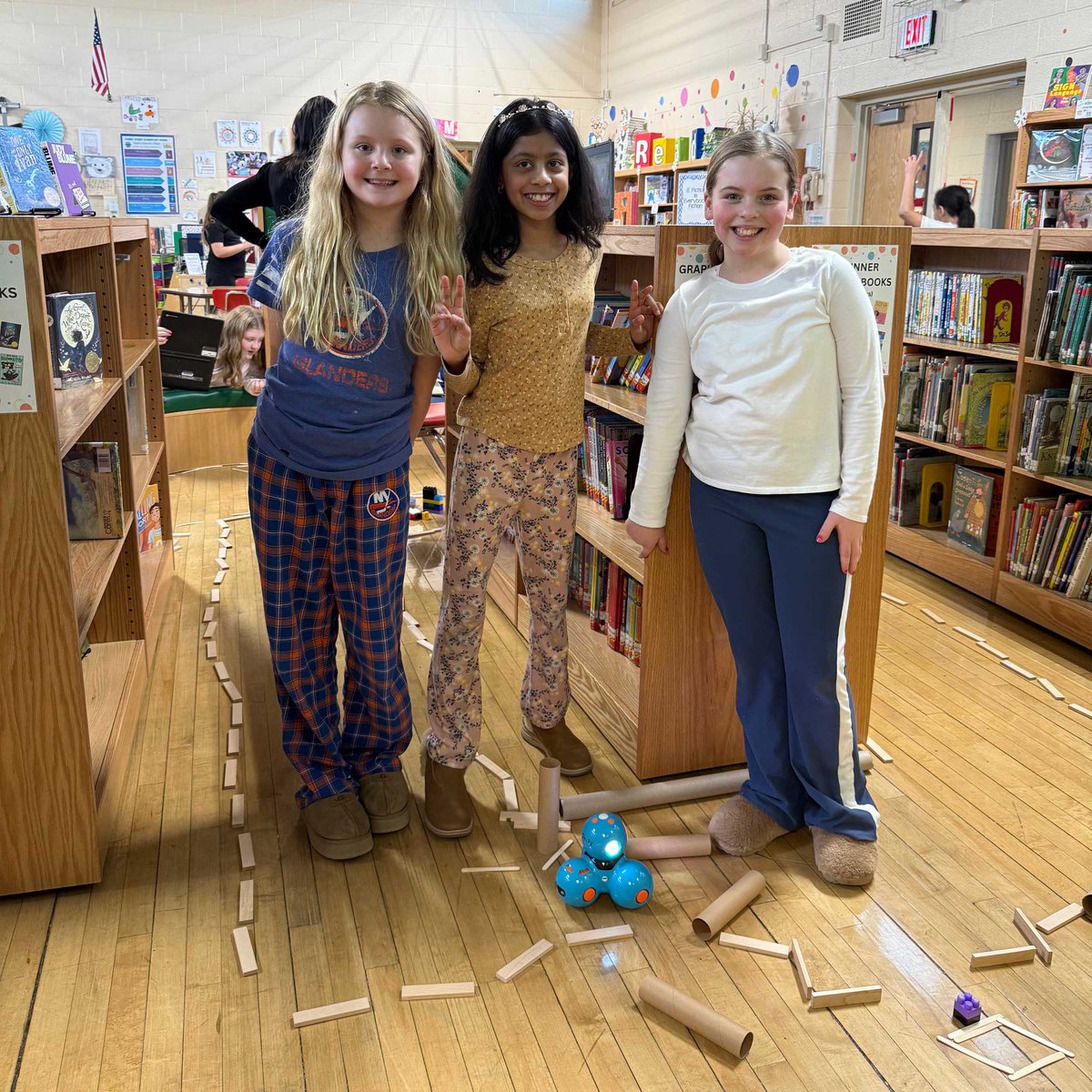 LUFSD_Libraries's tweet image. From engineering to coding! Ms. Zimmermann’s 5th graders used Library Flex Period with Mrs. Knoth to build KEVA plank mazes and program Dash robots to navigate them. High-level STEAM thinking in action!  @LindenhurstUFSD  #LUFSD
