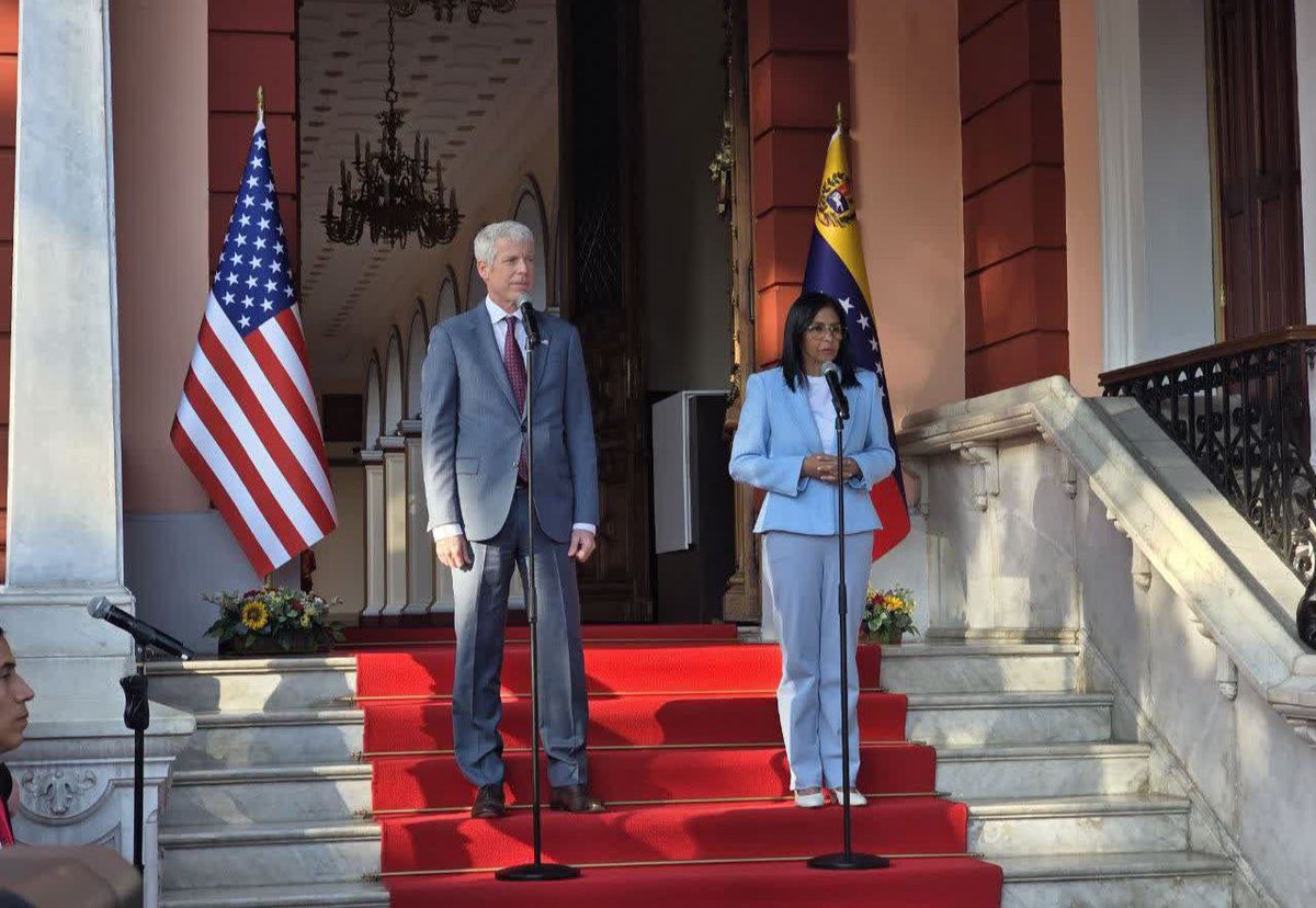 robert_asm's tweet photo. 🔴🇻🇪 DESTACADO | La presidenta encargada de Venezuela, Delcy Rodríguez, sostuvo una reunión con el secretario de energía de Estados Unidos, Chris Wright. 

▪ Informó sobre el establecimiento de una asociación productiva a largo tiempo; la creación de una agenda energética beneficiosa para los dos países, al tiempo que velarán porque esta agenda pueda avanzar sin dificultad.

▪ Mostraron su confianza en superar las diferencias, entre Venezuela y EE.UU., a través del diálogo político y diplomático.