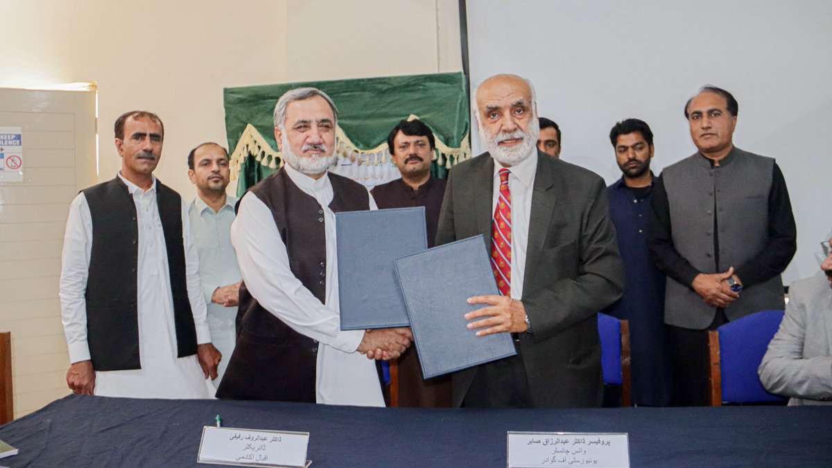 uniofgwd's tweet photo. جامعہ گوادر کی مرکزی لائبریری میں گوشۂ اقبالیات کا افتتاح ناظمِ اعلیٰ اقبال اکیڈمی لاہور ڈاکٹر عبدالرؤف رفیقی نے کیا۔ تقریب کی صدارت وائس چانسلر پروفیسر ڈاکٹر عبدالرزاق صابر نے کی۔ اس موقع پر علمی تعاون کے فروغ کے لیے مفاہمتی یادداشتوں پر بھی دستخط کیے گئے۔ #ugpr https://t.co/DKHnEDq44K