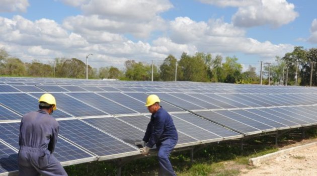 La energía fotovoltaica en #Cuba superó los 900MW en el segmento del día de mayor radiación solar. Cuando el Imperio apuesta por ahogarnos energéticamente se demuestra la valía del cambio de matriz en la que se ha trabajado y se continúa laborando de manera intensa. #CubaVencerá