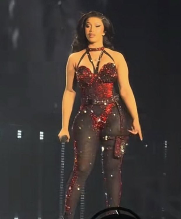 BardisDanger's tweet image. I just saw a garb trying to talk about Cardi fashion on her tour, babe yall are so delusional, your fave was wearing unfit jeans with a scarf. Don’t even try it where you don’t compete, an this is not even Cardi’s best outfit last night #LittleMissDramaTour