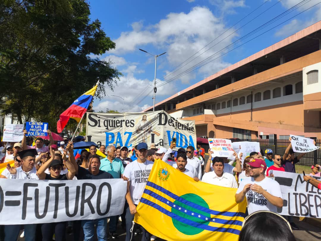 JovenesConVzla_'s tweet photo. 📍Bolívar - Puerto Ordaz https://t.co/AGXJwRwBU5