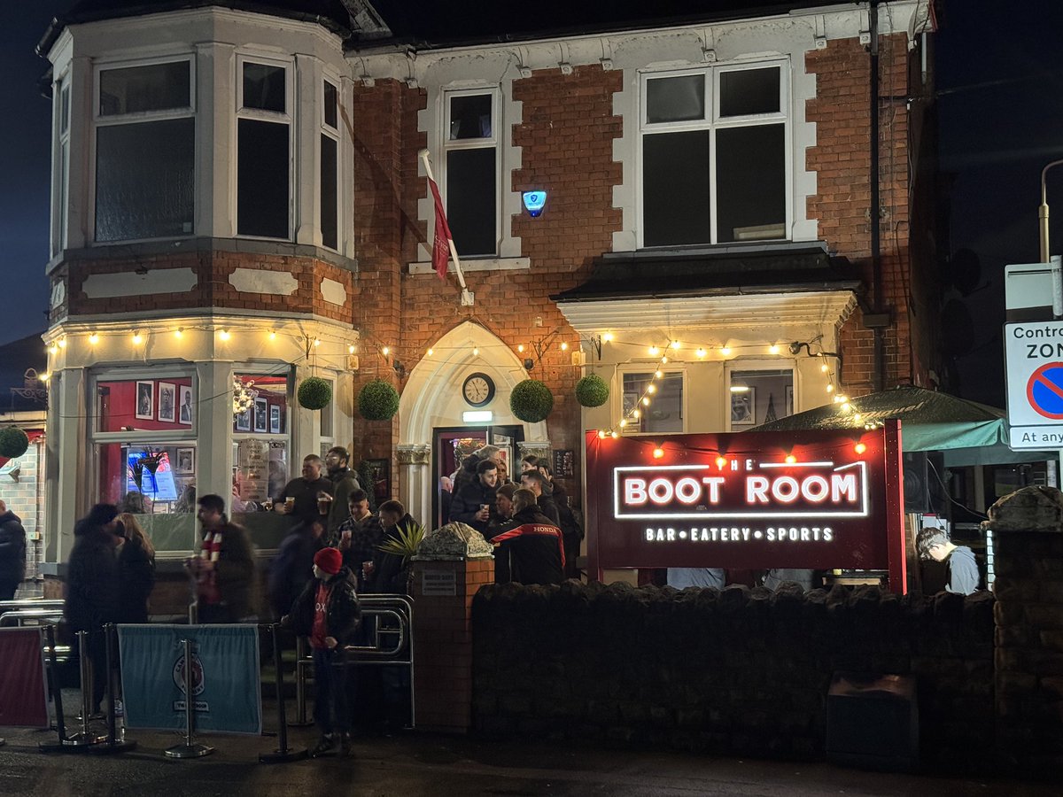 SteveSulley1's tweet image. Bumped into a Forest supporter ( Stephen ) from NI last night outside the club shop .. he and son had travelled over that day .. we are very lucky to have loyal supporters from all over the world #nffc keep the Faith #ureds 🔴⚪️⚽️👍