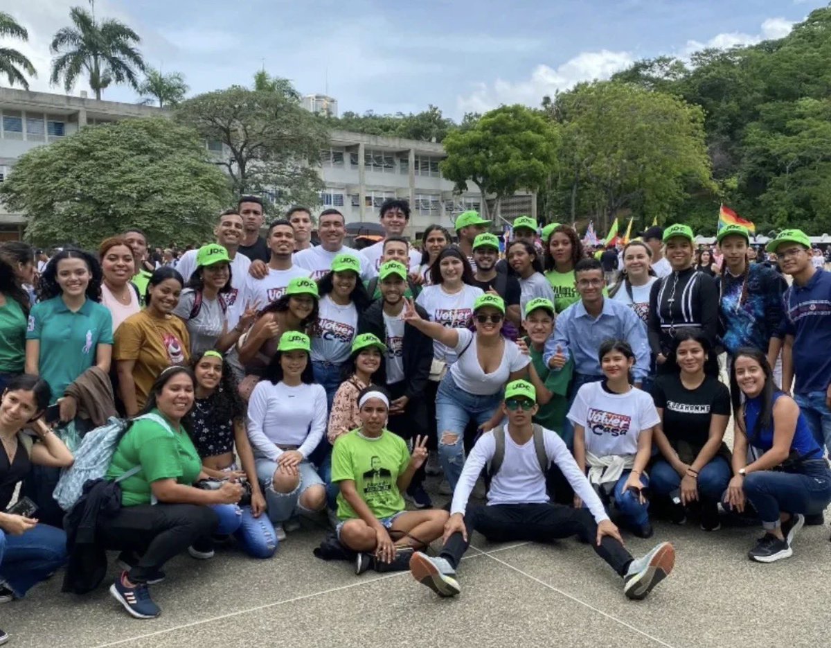 Hoy, 12 de febrero, honramos a la juventud venezolana: la que no se rinde, la que sueña en grande y la que ha pagado un alto precio por defender la libertad. Su valentía nos recuerda que el futuro no se espera, se construye. Nuestro compromiso es acompañarla hasta conquistar