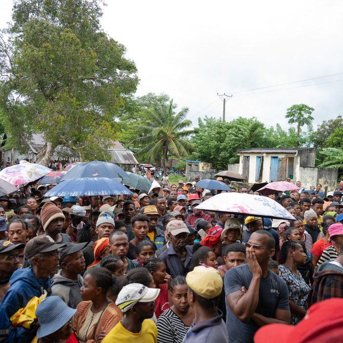 WFP_DE's tweet photo. #CycloneGezani 🆘Starkregen & heftige Winde haben Familien in #Madagaskar vertrieben.
🔵@PamMadagascar steht bereit, 55.000 Menschen mit Bargeldhilfe zu versorgen.
🔵 Noch bevor der Sturm eintraf, erhielten einige Familien Ernährungshilfe für 2 Monate.
#EarlyAction https://t.co/LcP2HxmMdQ