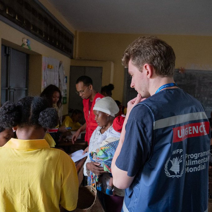 WFP_DE's tweet photo. #CycloneGezani 🆘Starkregen & heftige Winde haben Familien in #Madagaskar vertrieben.
🔵@PamMadagascar steht bereit, 55.000 Menschen mit Bargeldhilfe zu versorgen.
🔵 Noch bevor der Sturm eintraf, erhielten einige Familien Ernährungshilfe für 2 Monate.
#EarlyAction https://t.co/LcP2HxmMdQ