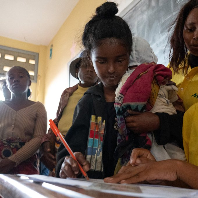 WFP_DE's tweet photo. #CycloneGezani 🆘Starkregen & heftige Winde haben Familien in #Madagaskar vertrieben.
🔵@PamMadagascar steht bereit, 55.000 Menschen mit Bargeldhilfe zu versorgen.
🔵 Noch bevor der Sturm eintraf, erhielten einige Familien Ernährungshilfe für 2 Monate.
#EarlyAction https://t.co/LcP2HxmMdQ