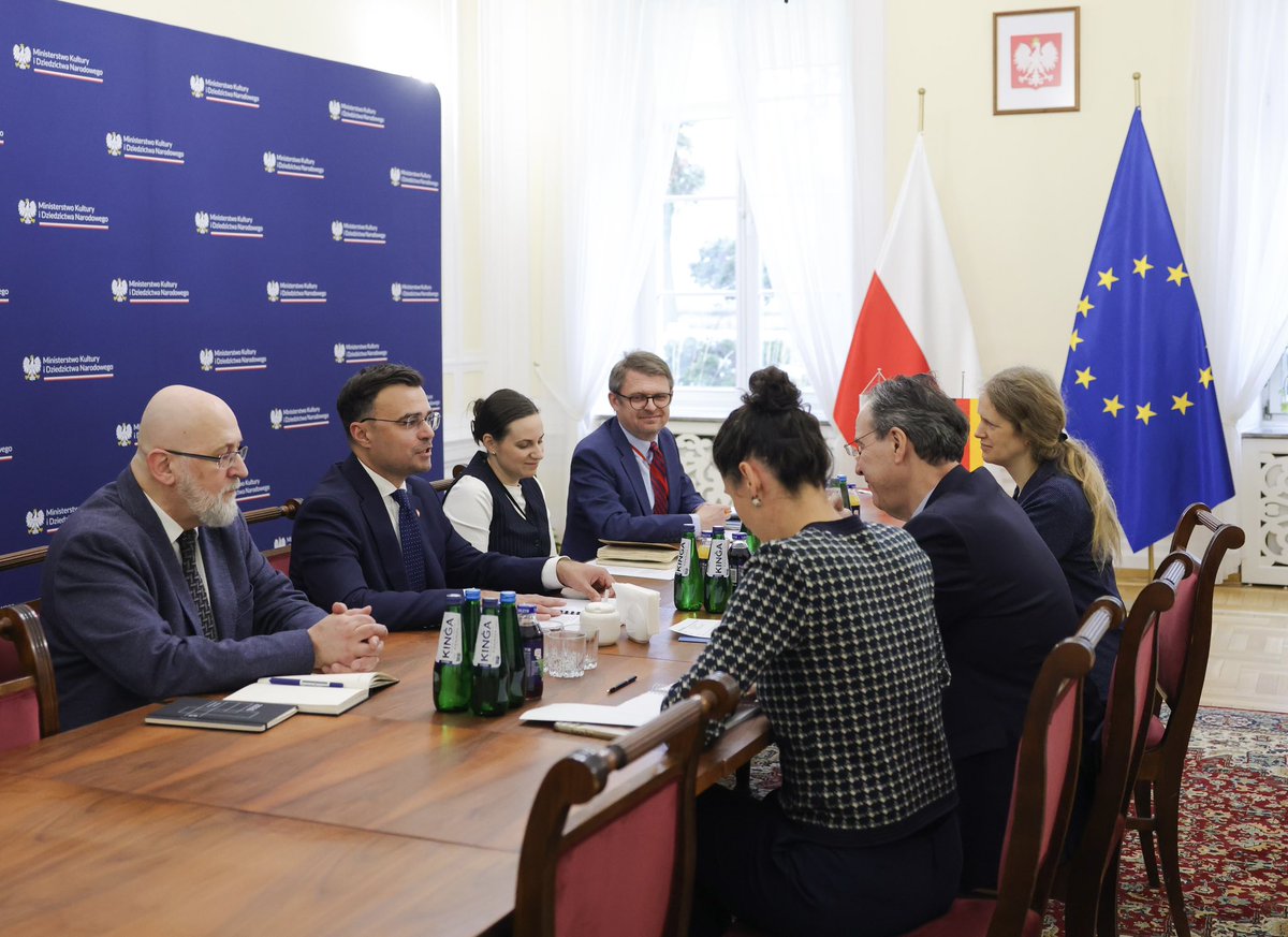 PoselWrobel's tweet image. Spotkałem się z ambasadorem Niemiec w Polsce @Amb_Berger Rozmawialiśmy przede wszystkim o dalszej współpracy w zakresie restytucji polskich dóbr kultury wywiezionych do Niemiec podczas II wojny światowej. Wśród tematów spotkania była także budowa pomnika polskich ofiar II wojny…