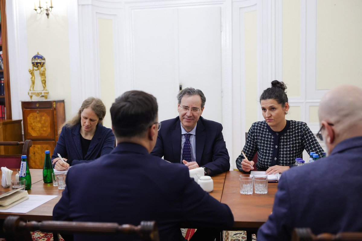 PoselWrobel's tweet image. Spotkałem się z ambasadorem Niemiec w Polsce @Amb_Berger Rozmawialiśmy przede wszystkim o dalszej współpracy w zakresie restytucji polskich dóbr kultury wywiezionych do Niemiec podczas II wojny światowej. Wśród tematów spotkania była także budowa pomnika polskich ofiar II wojny…