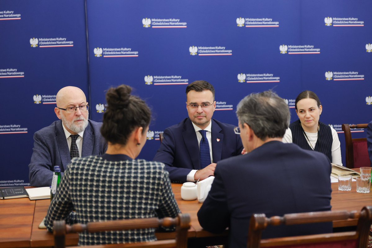 PoselWrobel's tweet image. Spotkałem się z ambasadorem Niemiec w Polsce @Amb_Berger Rozmawialiśmy przede wszystkim o dalszej współpracy w zakresie restytucji polskich dóbr kultury wywiezionych do Niemiec podczas II wojny światowej. Wśród tematów spotkania była także budowa pomnika polskich ofiar II wojny…